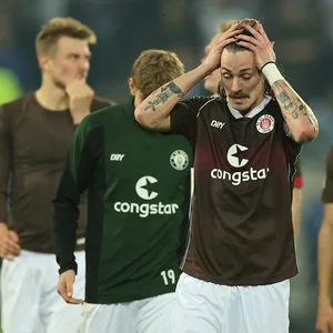 Jackson Irvine rauft sich die Haare.
