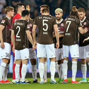 St. Paulis Profis besprechen sich beim Spiel gegen den KSC