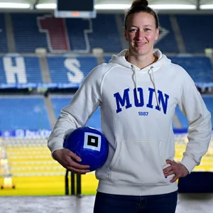 Almuth Schult posiert mit Rauten-Ball im Volksparkstadion
