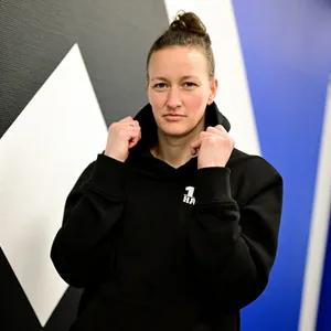 Almuth Schult vor einer HSV-Wand
