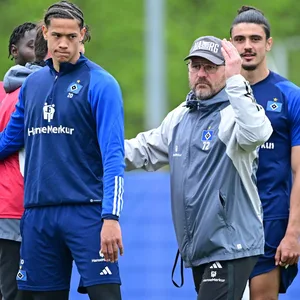 Steffen Baumgart zwischen András Németh und Guilherme Ramos