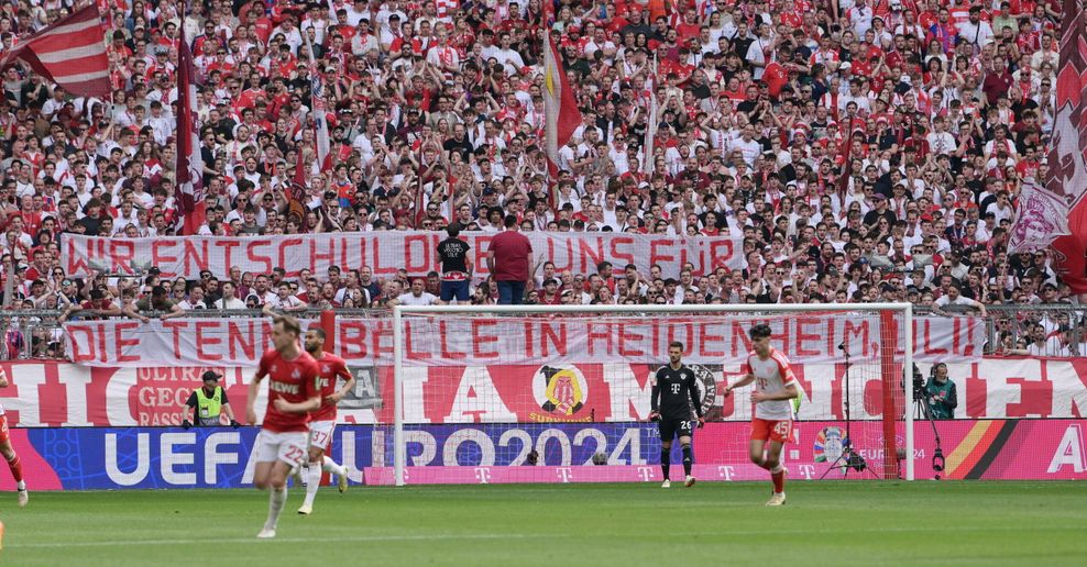 Bayern-Fans mit einem Plakat gegen Uli Hoeneß