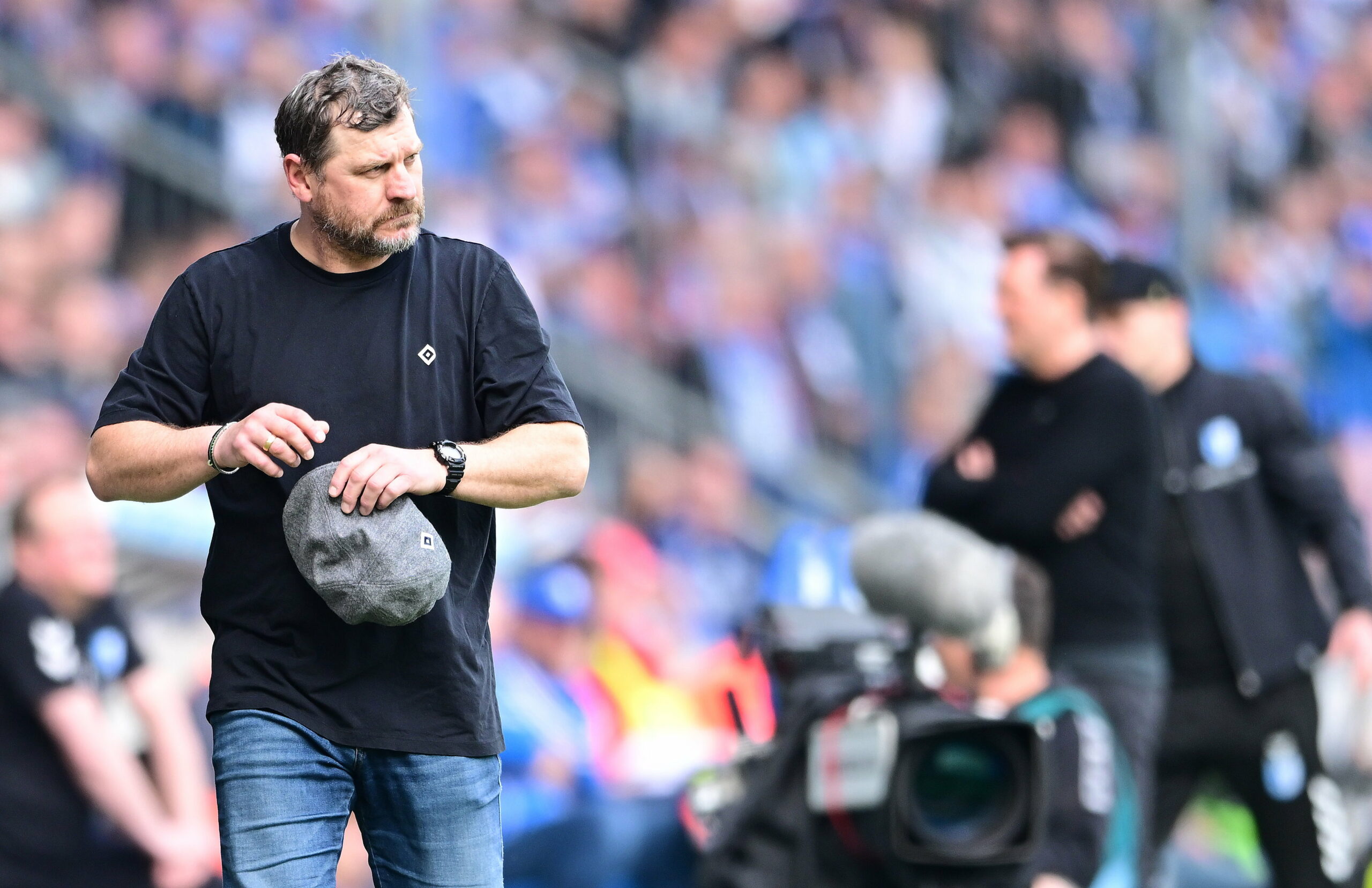HSV-Trainer Steffen Baumgart schaut grimmig an der Seitenlinie