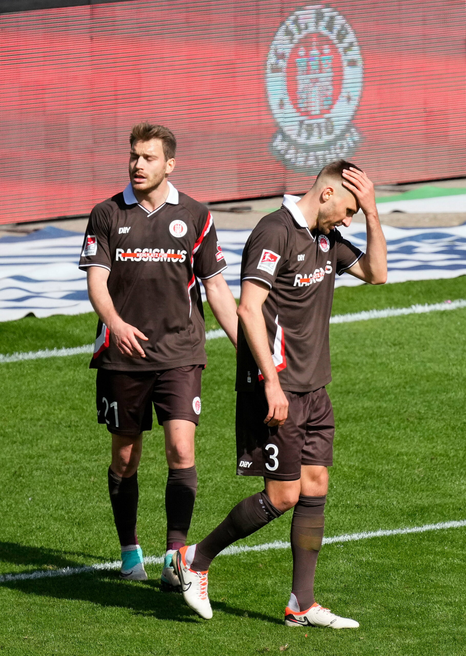 Lars Ritzka schaut frustriert, Karol Mets fasst sich mit der Hand an den Kopf.