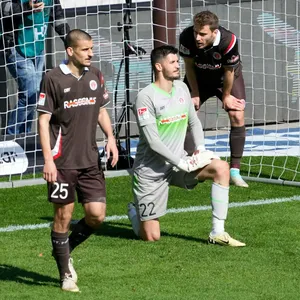 Spieler des FC St. Pauli sind nach dem vierten Gegentor gegen Elversberg niedergeschlagen