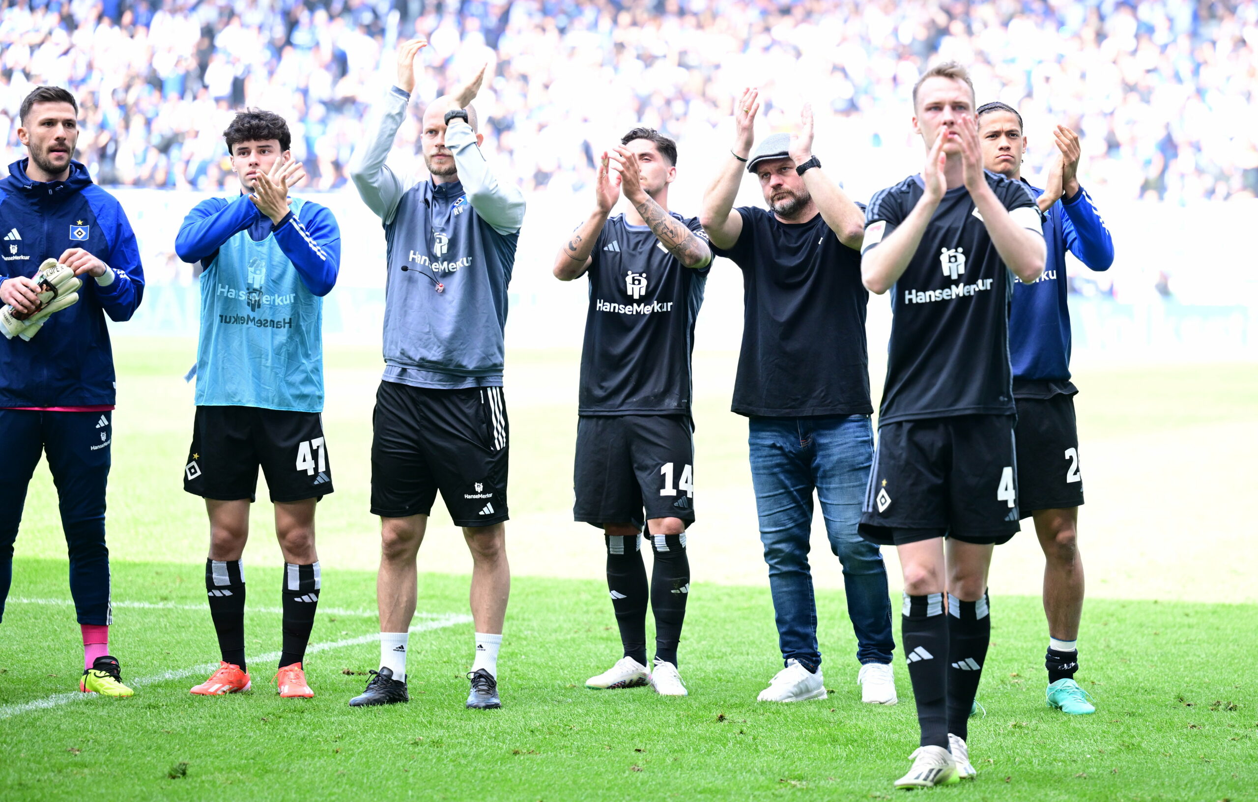 HSV-Profis applaudieren nach dem Spiel in Magdeburg