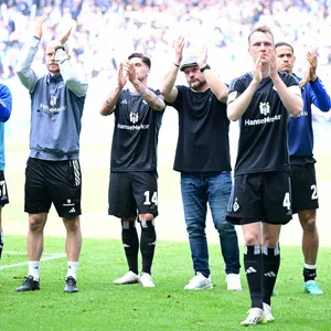 HSV-Profis applaudieren nach dem Spiel in Magdeburg
