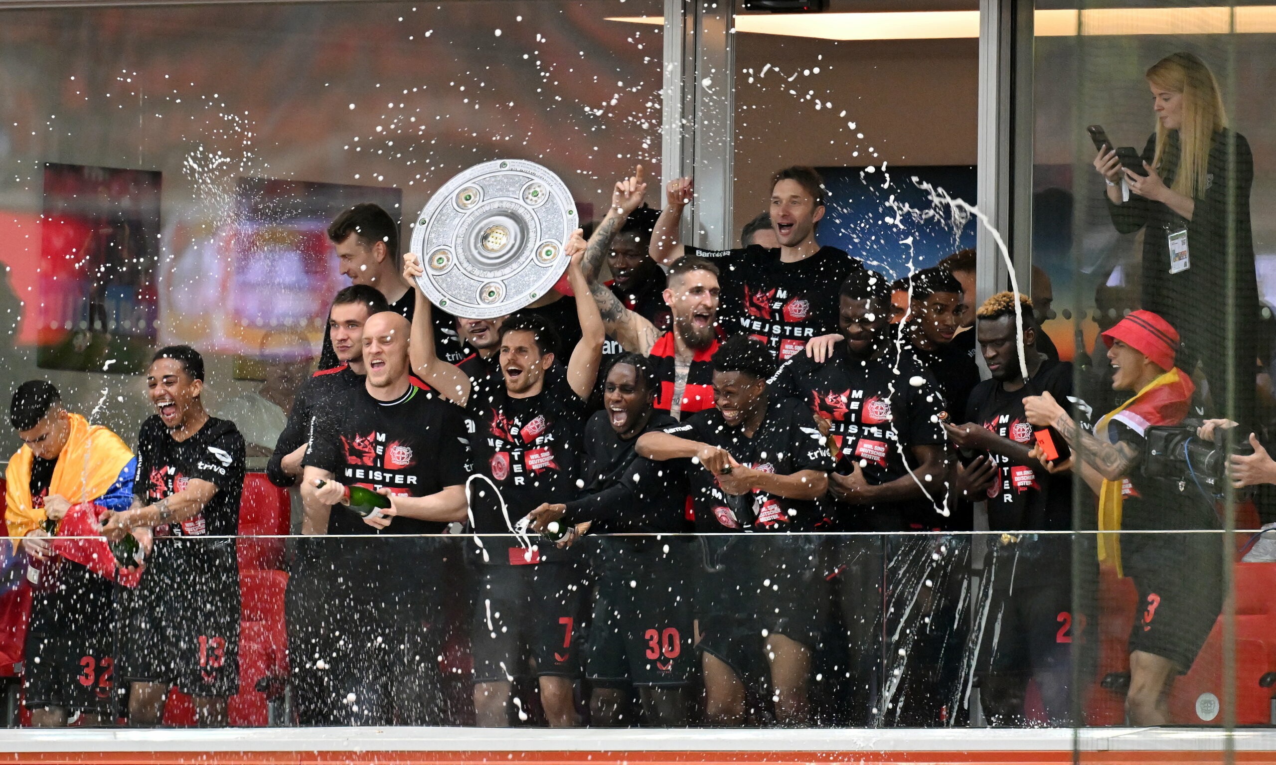 Die Leverkusener feiern die Meisterschaft