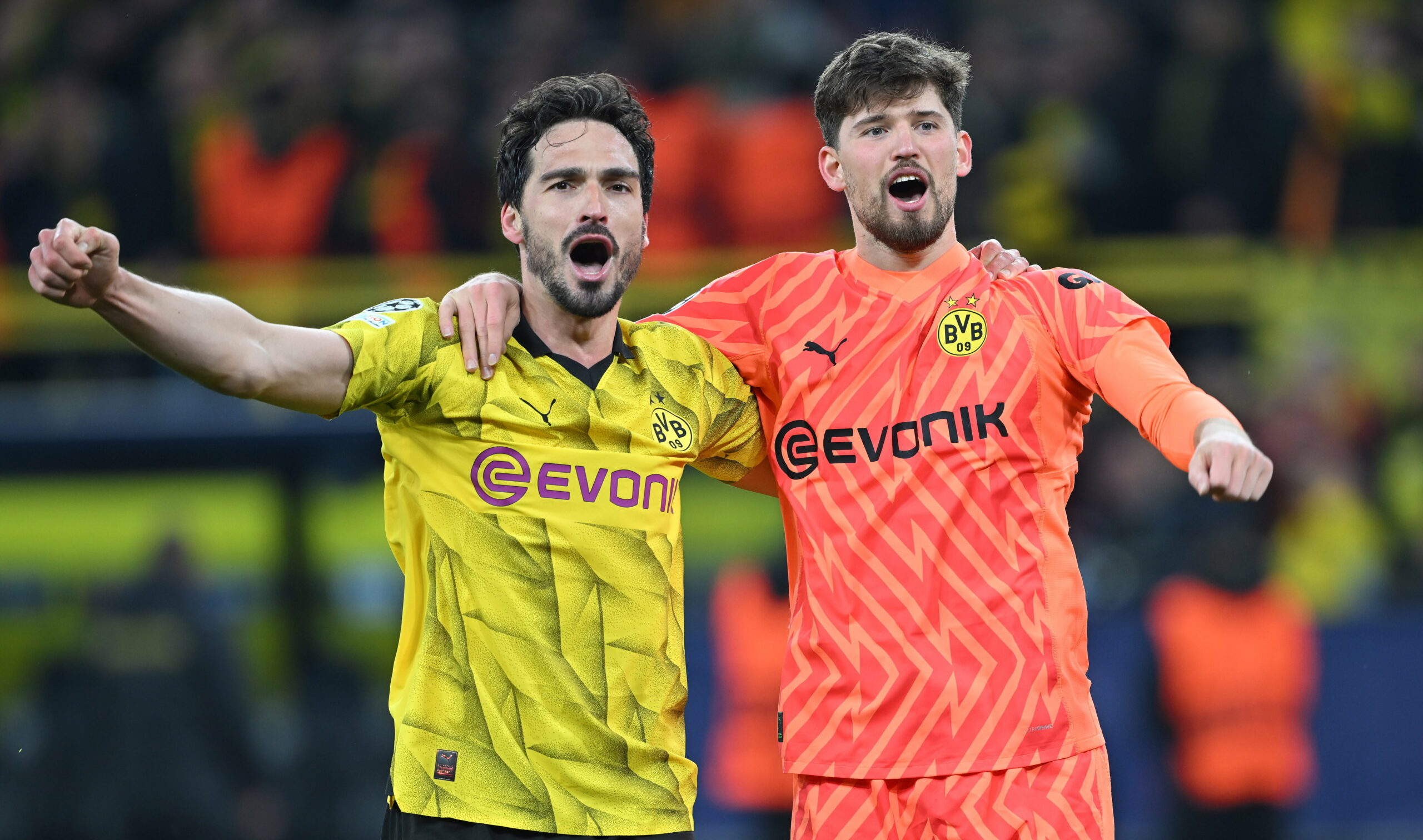 Mats Hummels feiert mit Gregor Kobel den Einzug ins Champions-League-Halbfinale