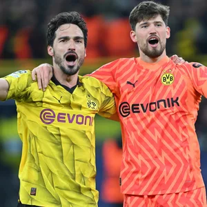 Mats Hummels feiert mit Gregor Kobel den Einzug ins Champions-League-Halbfinale