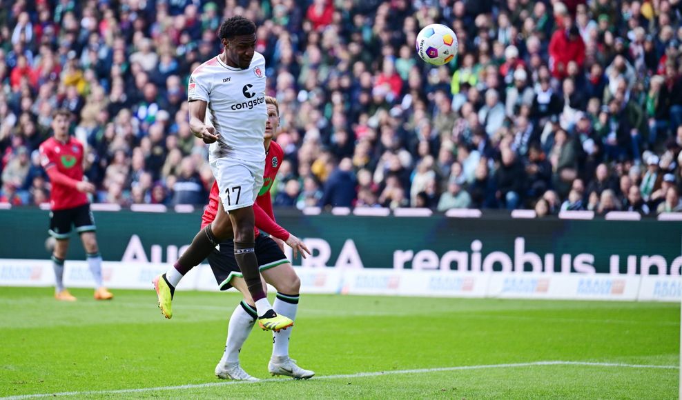 Oladapo Afolayan markiert per Kopf das 1:0 für St. Pauli in Hannover.