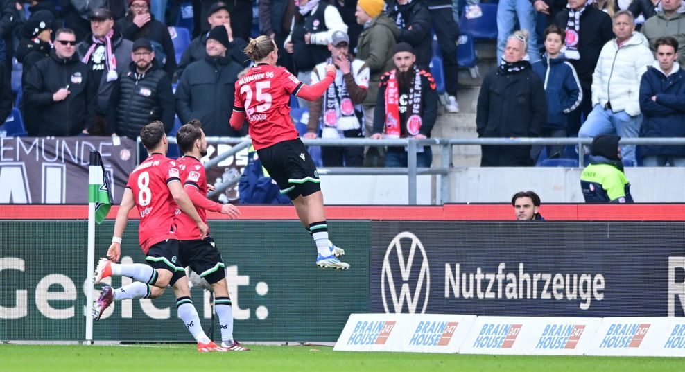 Lars Gindorf bejubelt seinen Treffer zum 1:1 in Hannover.