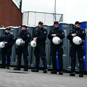 Polizisten stehen vor Dixi-Klos an der Nordtribüne des Millerntorstadions.