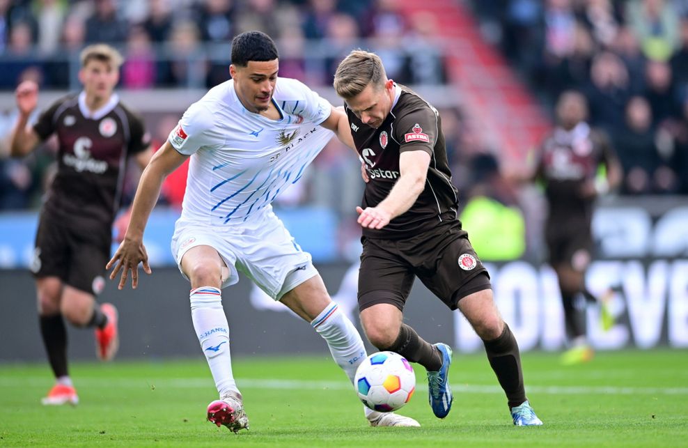 Jonas David und Johannes Eggestein kämpfen um den Ball