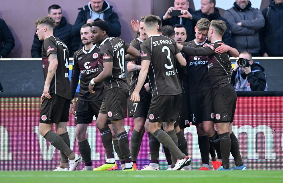 St. Pauli bejubelt das 1:0 gegen Hansa Rostock.