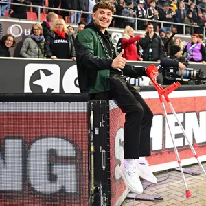Philipp Treu mit Krücken