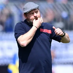 HSV-Trainer Steffen Baumgart pfeift an der Seitenlinie