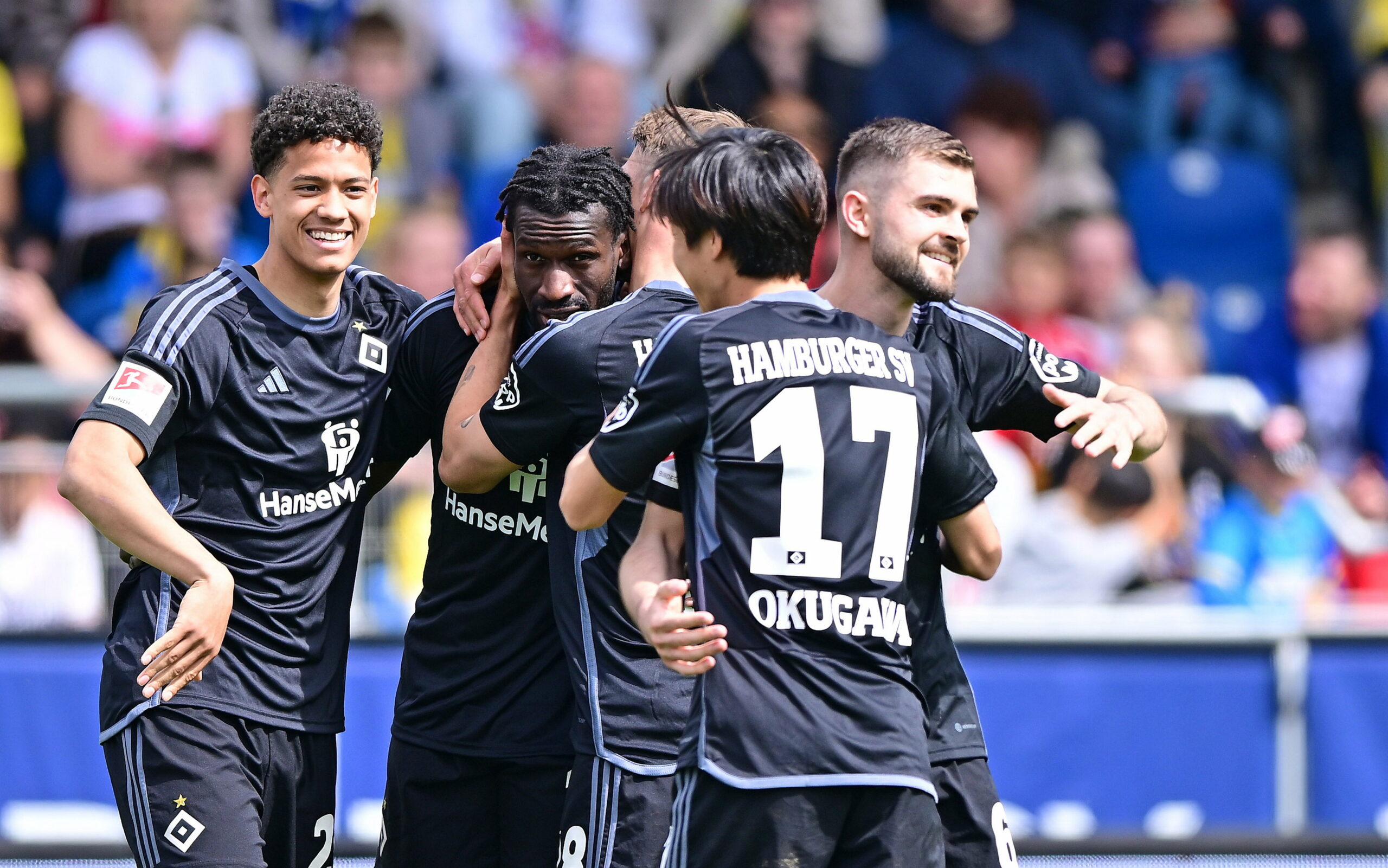 Der HSV feiert den 4:0-Sieg in Braunschweig.