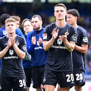 Die HSV-Profis gehen nach dem 4:0 in Braunschweig zufrieden vor die Gästekurve.