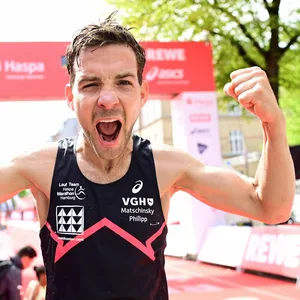 Der Hamburger Marathonläufer Benjamin Franke schreit im Ziel des Hamburg-Marathons seine Freude heraus