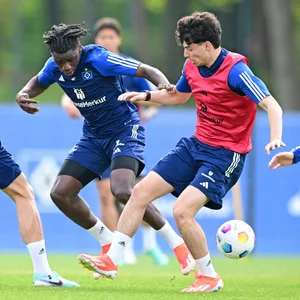 Die Talente Fabio Baldé (M.) und Nicolas Oliveira (r.) im Trainings-Zweikampf