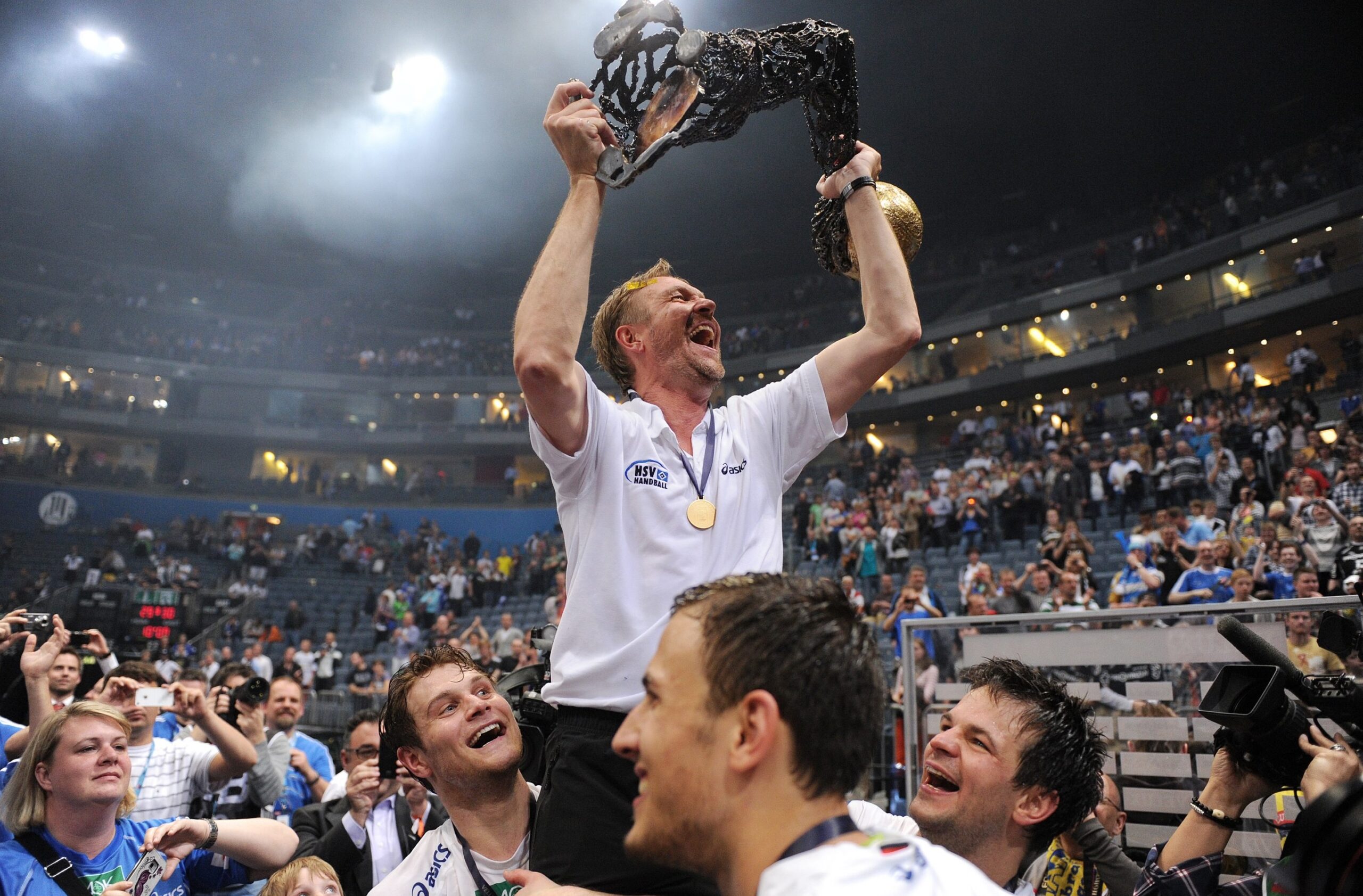 Martin Schwalb mit Champions-League-Pokal