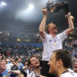 Martin Schwalb mit Champions-League-Pokal