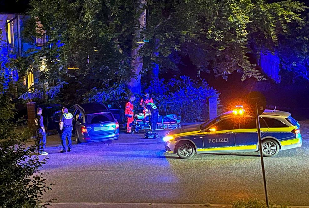 Betrunkener baut schweren Unfall in Billstedt und lässt verletzten Beifahrer im Auto zurück