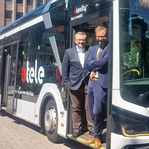VHH-Chef Lorenz Kasch (links) und Verkehrssenator Anjes Tjarks (Grüne) in einem der neuen E-Busse.