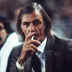 César Luis Menotti beim Rauchen