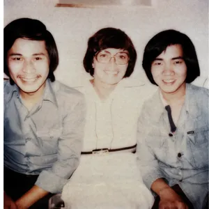 Die beiden getöteten Vietnamesen, gemeinsam mit ihrer deutschen Betreuerin Gisela von Goldammer (M.): Nguyễn Ngọc Châu (l.) und Đỗ Anh Lân (r.), auf einem alten Foto