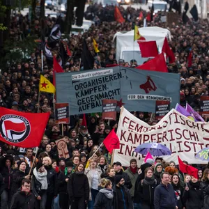 Teilnehmer der „Revolutionären 1. Mai-Demo“ demonstrieren in Hamburg (Archivbild).