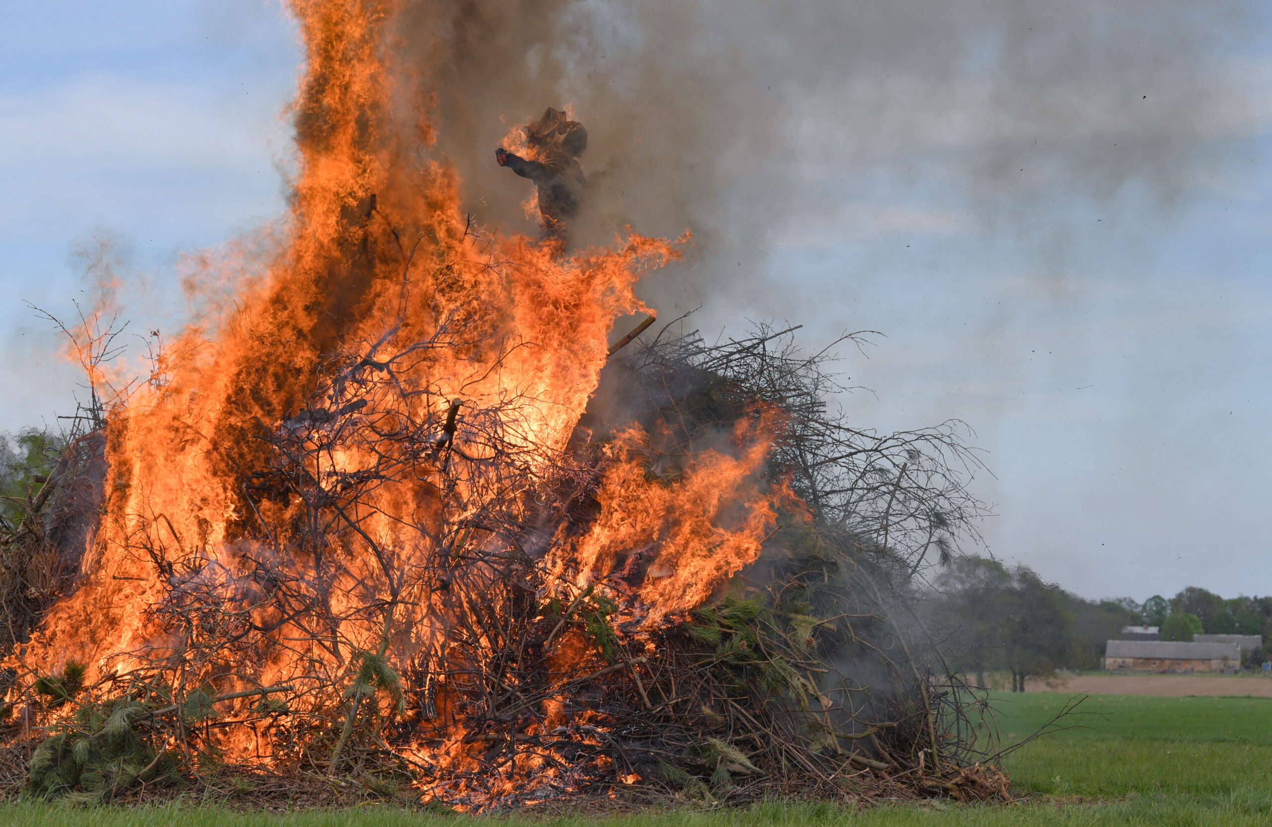 Ein Maifeuer brennt auf einem Feld. (Symbolbild)