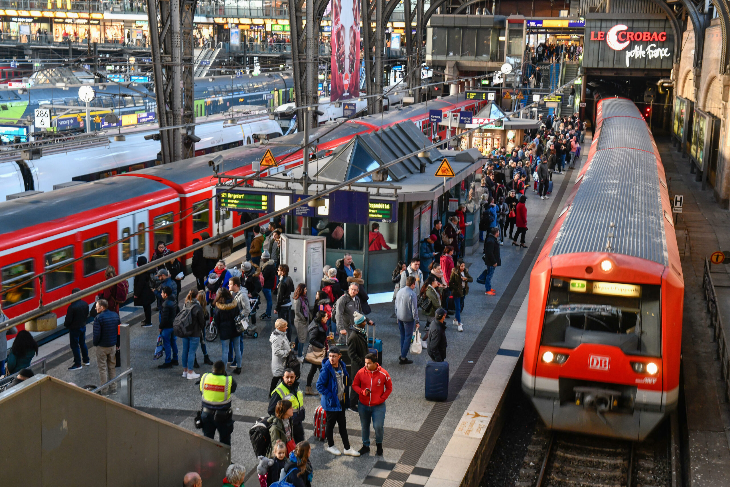 Eine S-Bahn im Hamburger Hauptbahnhof (Symbolbild)