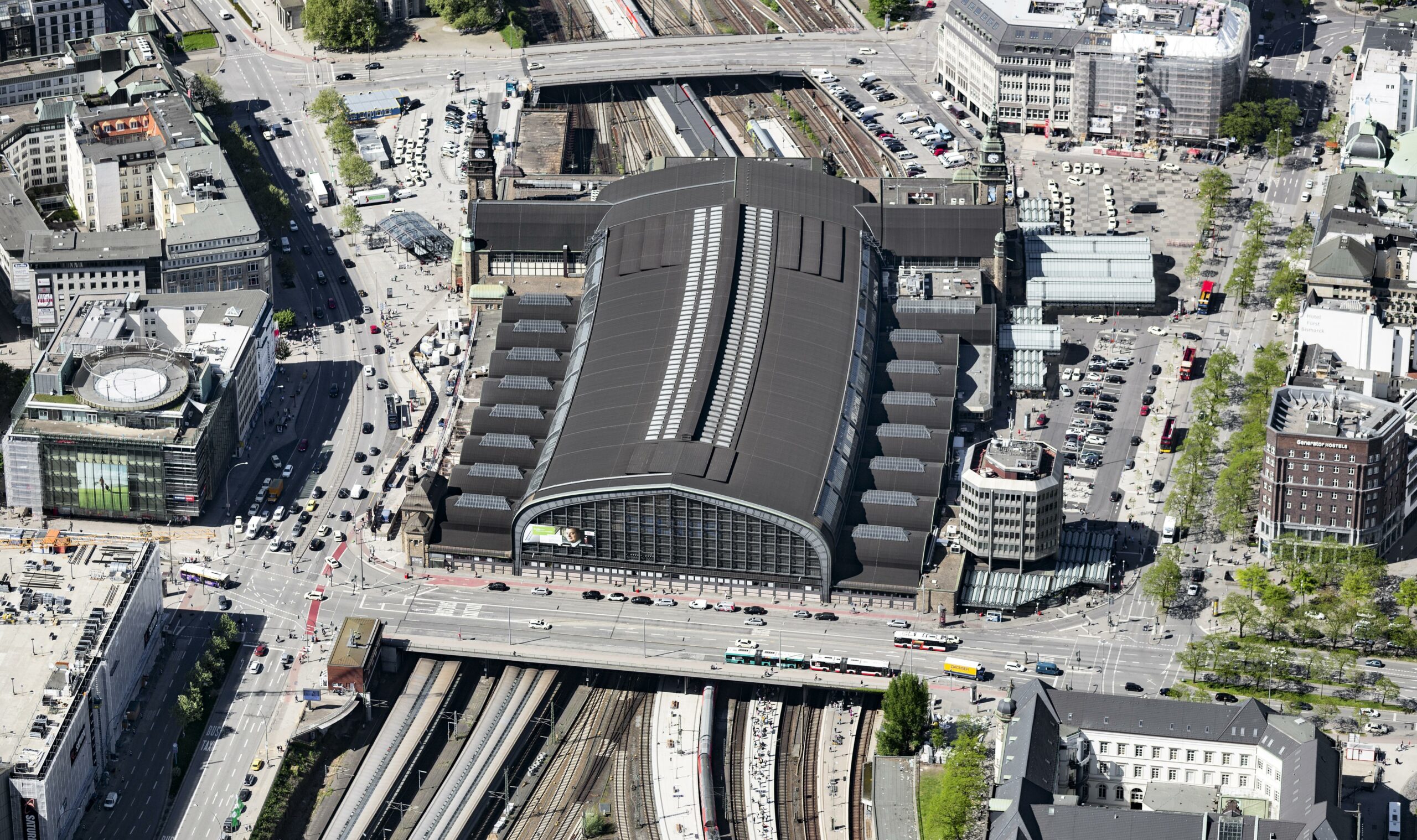 Der Hauptbahnhof von oben: Am Samstag wollten noch mehr Leute als sonst mit dem Zug von A nach B (Archivbild).