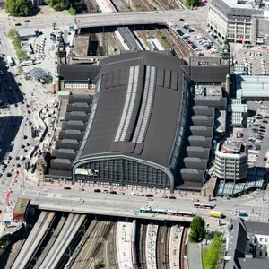 Der Hauptbahnhof von oben: Am Samstag wollten noch mehr Leute als sonst mit dem Zug von A nach B (Archivbild).