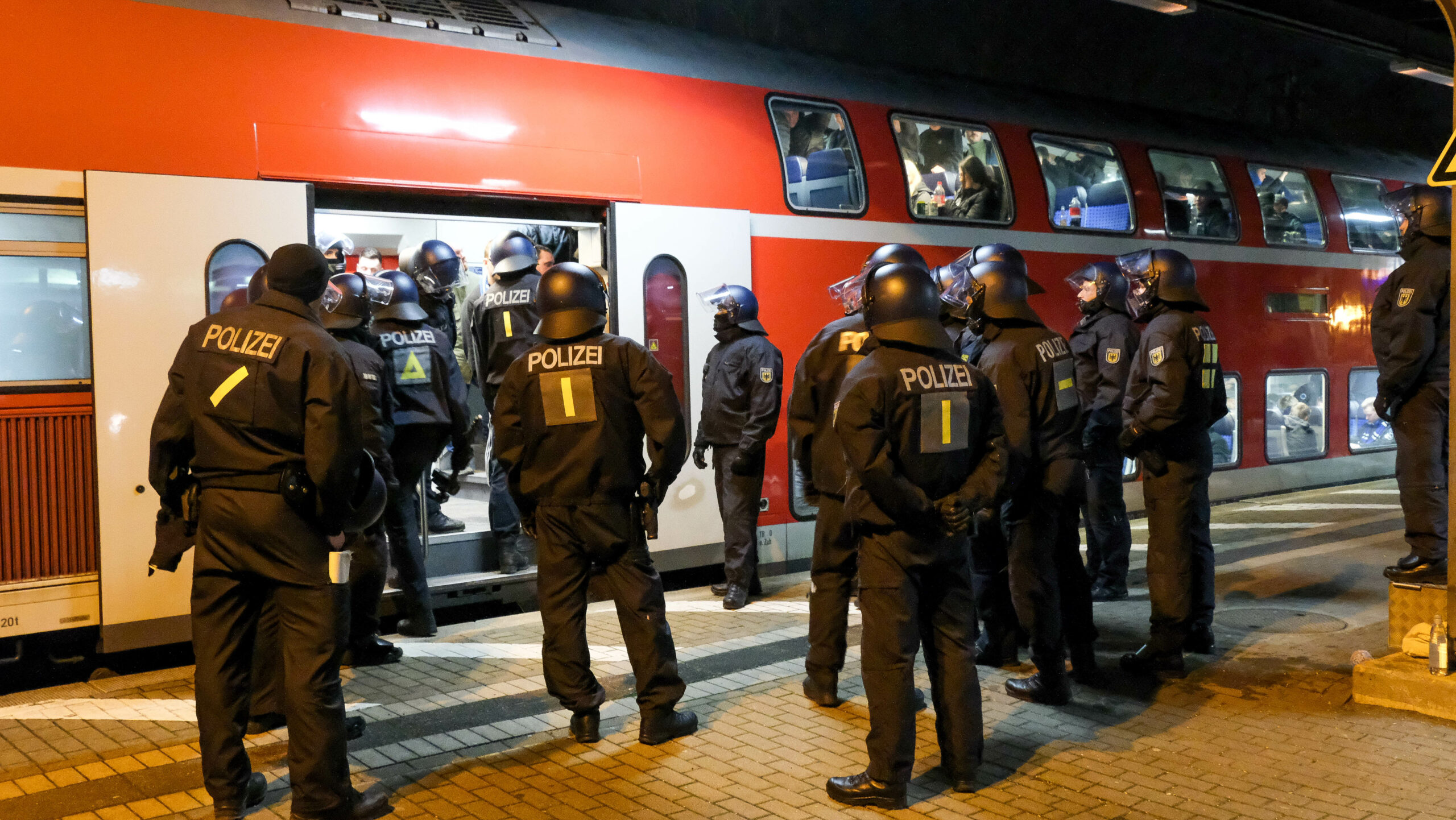 Umstrittener Einsatz am Bergedorfer Bahnhof anlässlich eines HSV Auswärtsspiel: Einsatzleiter wurde versetzt