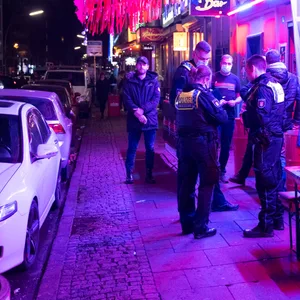 Polizisten vor der „WunderBar“ auf St. Pauli