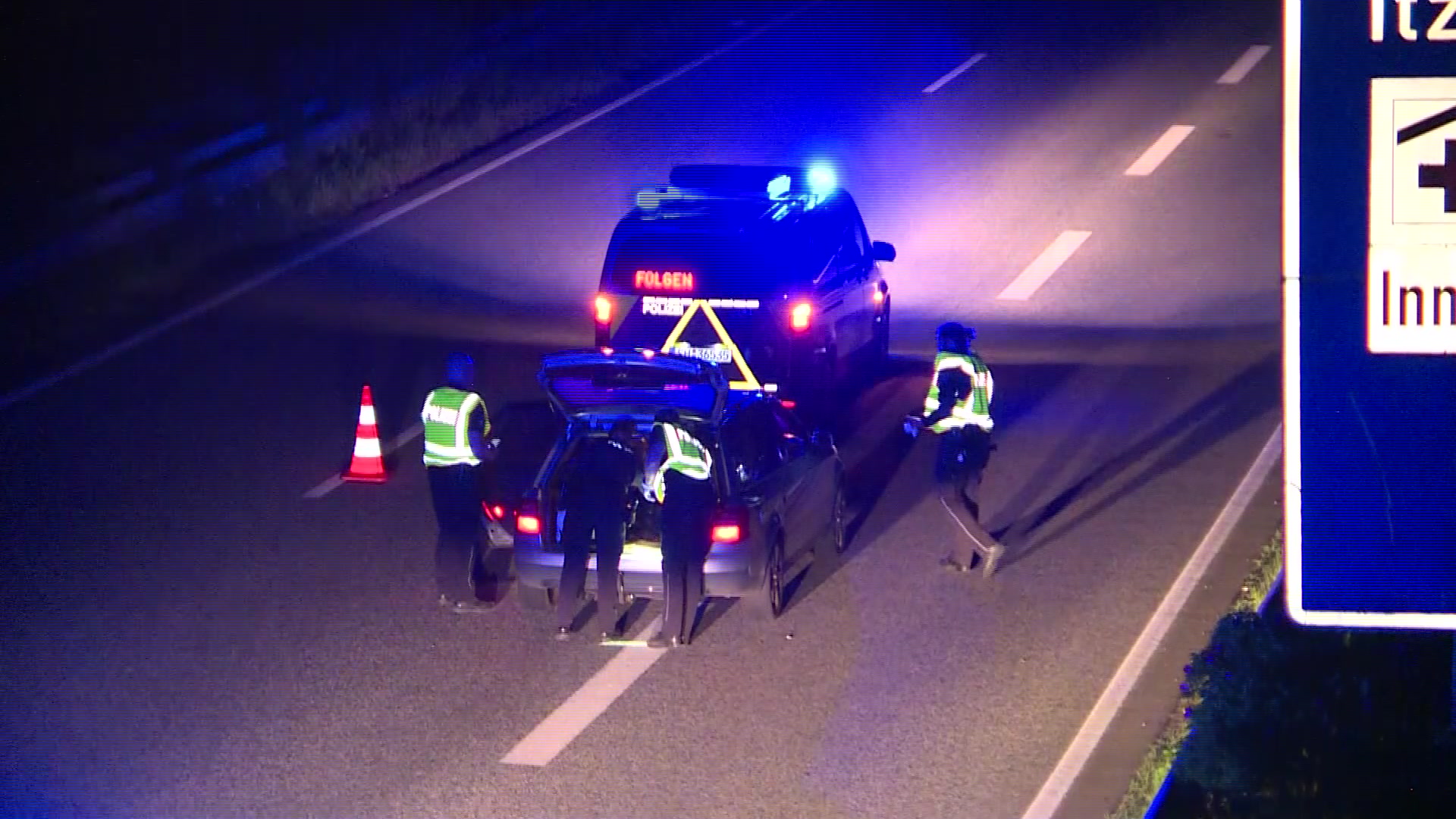 Polizisten durchsuchen den gestoppten Audi auf der A23.