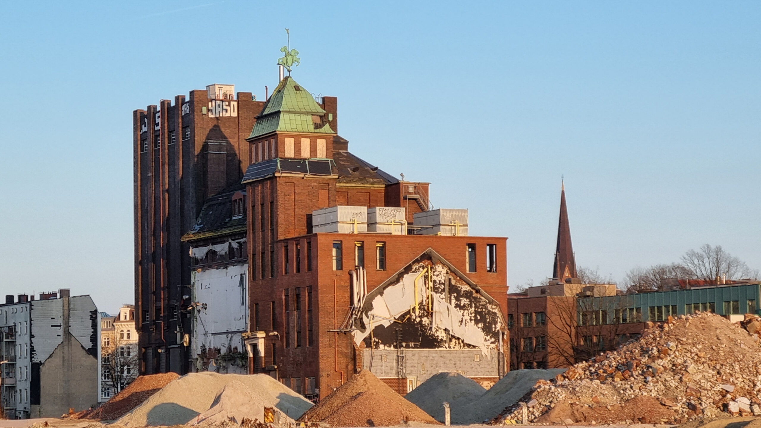 Auf dem Holsten-Areal zeugen die Reste der historischen Gebäude von der Brauerei – von Neubauten keine Spur.