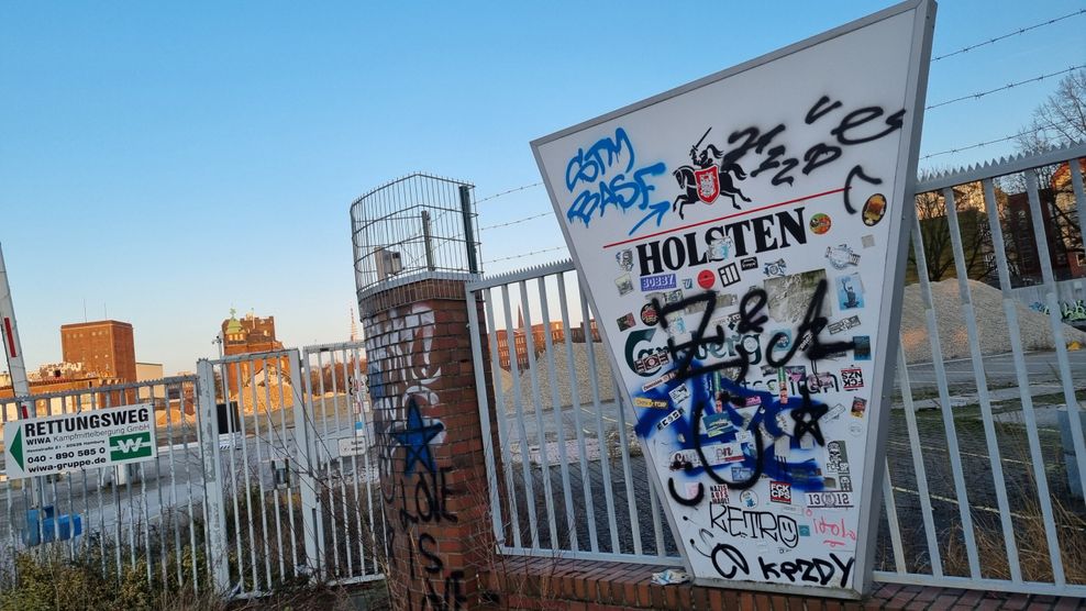 Der ehemalige Eingang der Holstenbrauerei an der Harkortstraße.  Graffiti statt Städtebau.