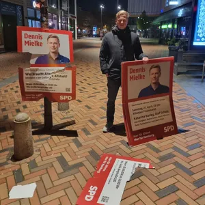 Dennis Mielke (SPD) steht in der Großen Bergstraße vor den zerstörten Wahlplakaten.