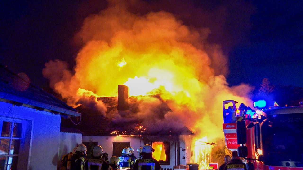 Das Haus brannte komplett aus, die Bewohnerin wurde von Nachbarn gerettet.