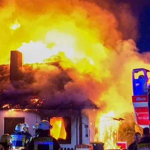Das Haus brannte komplett aus, die Bewohnerin wurde von Nachbarn gerettet.