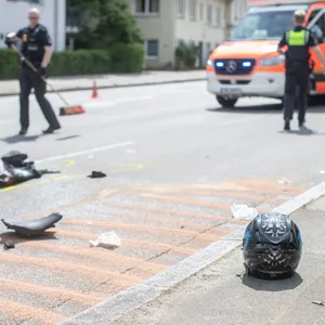 Mit Motorrad gegen Ampelmast gerast – Bikerin in Fuhlsbüttel schwer verletzt