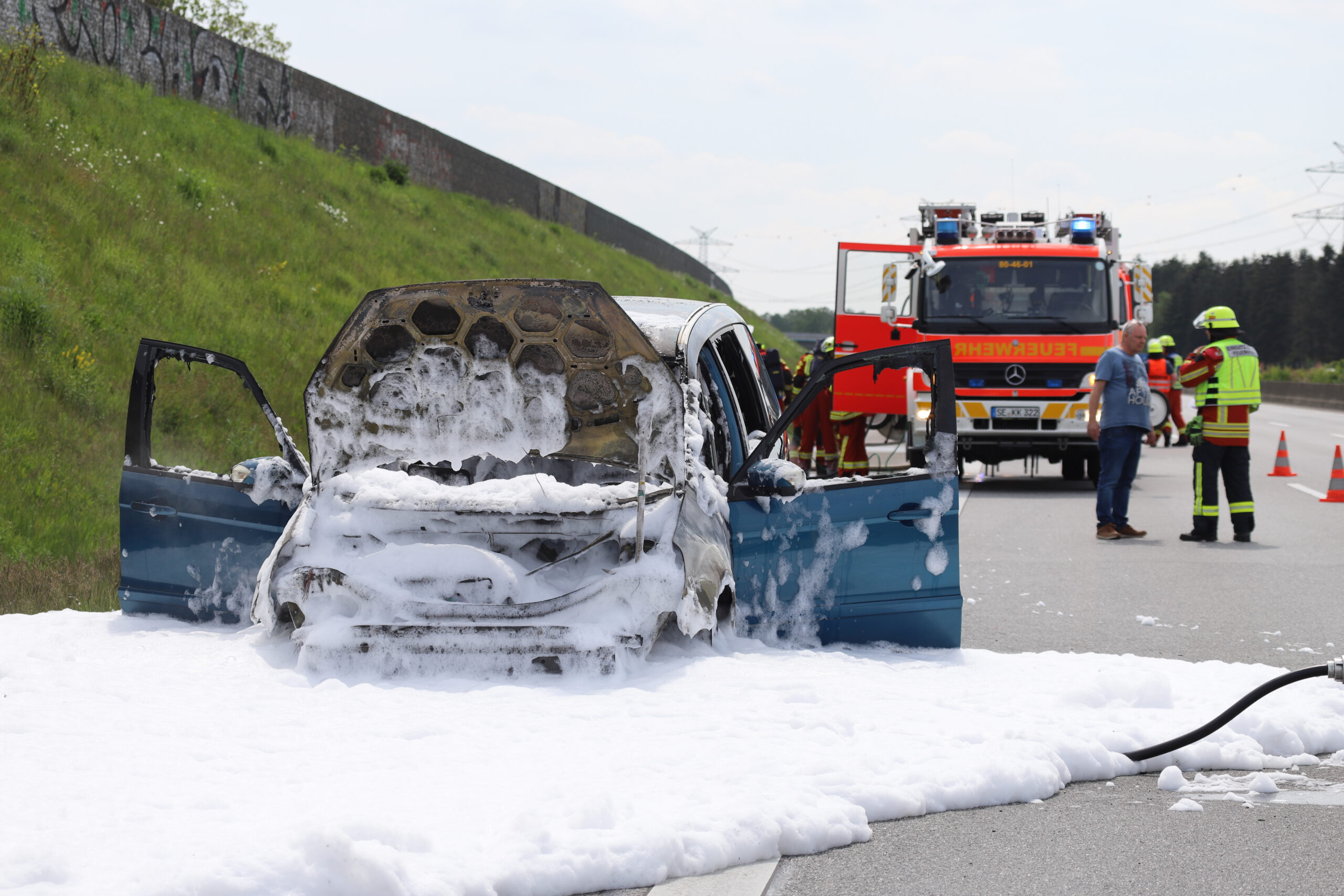 Auto auf A7 bei Kaltenkirchenin Flammen – Autobahn Richtung Norden gesperrt
