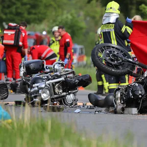 Unfallstelle mit zwei zerstörten Motorrädern.