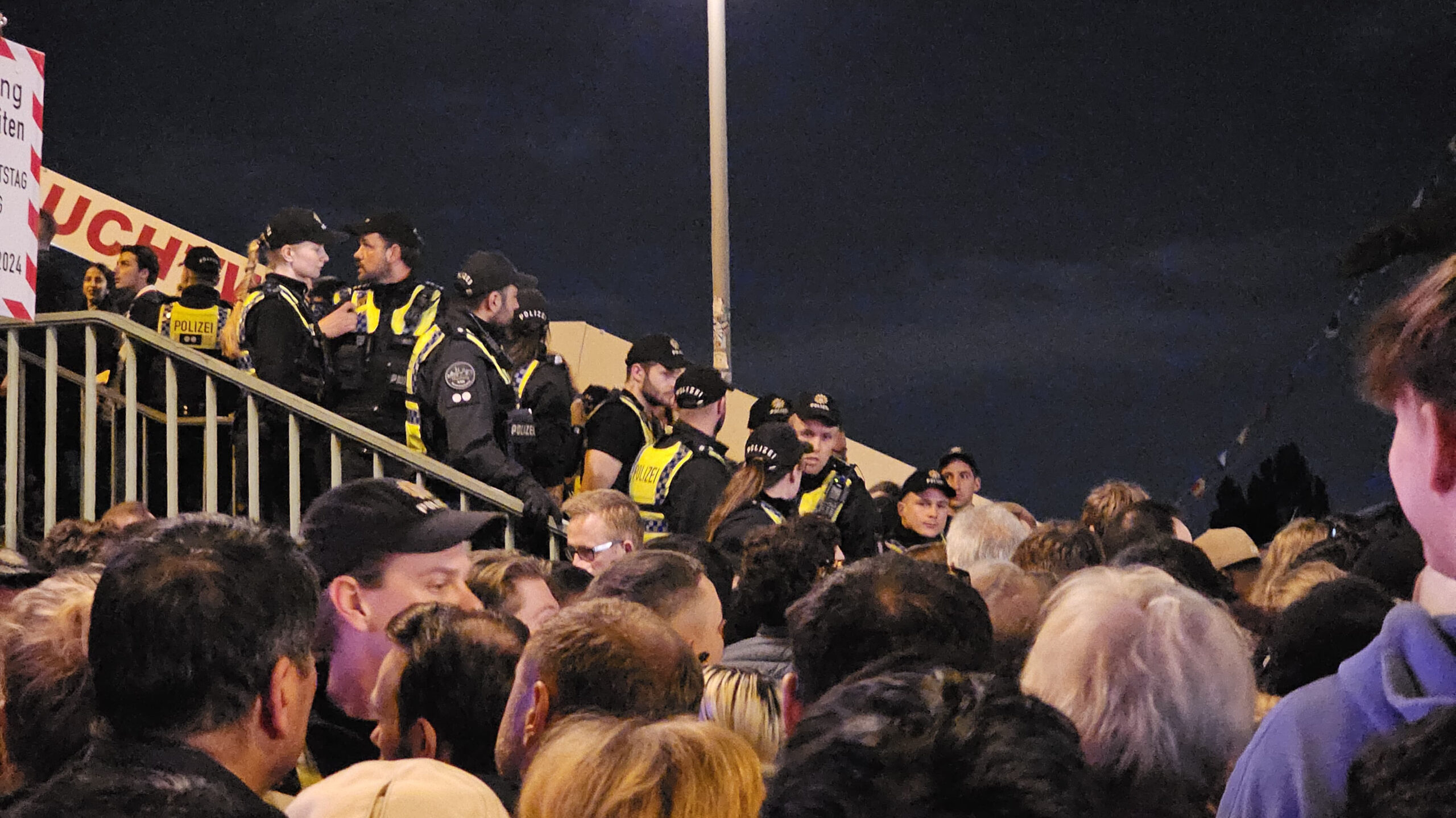 Die Polizei musste am Freitagabend eingreifen, als nach dem Feuerwerk an den Landungsbrücken plötzlich einige Menschen im Gedränge panisch wurden.