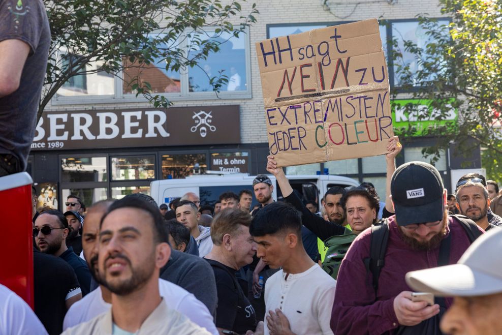 Eine Gegendemonstrantin machte mit einem Plakat ihre Ablehnung deutlich.