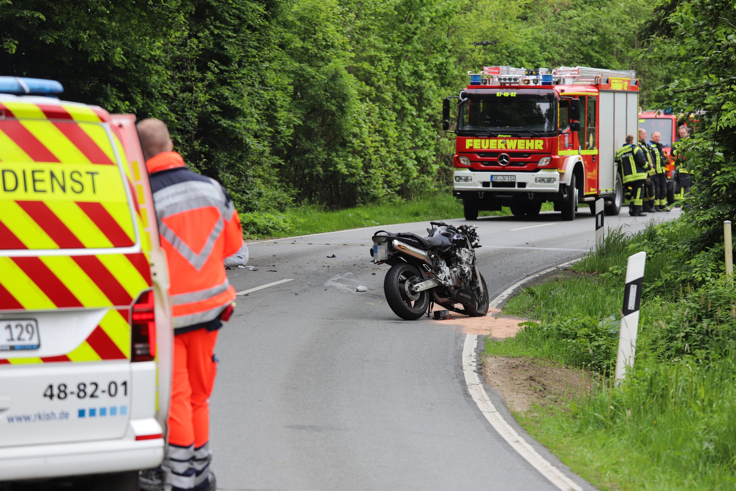 Motorradfahrer gerät in Struvenhütten auf Gegenfahrbahn – dort kollidiert er mit einem Auto.